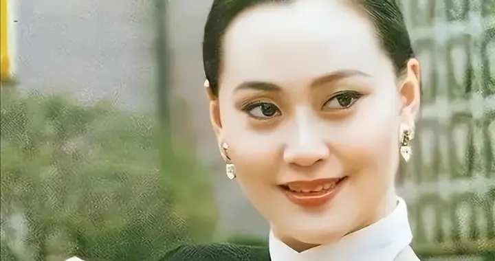 抛弃重病丈夫，甩掉著名导演，55岁再嫁比利时豪门的她现状怎样了