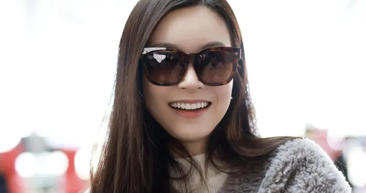 文咏珊上海机场出发路透，穿灰色毛毛衣戴着墨镜，身材恢复真好