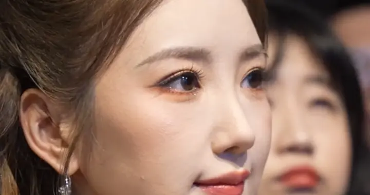 毛晓彤香港活动，生图五官精致但皮肤坑洼，边笑边整理内衣抢镜