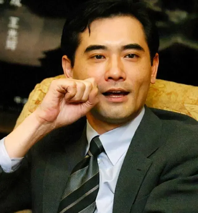 爱情不分年龄，吴越52岁与赵文瑄63岁牵手，静待花开！