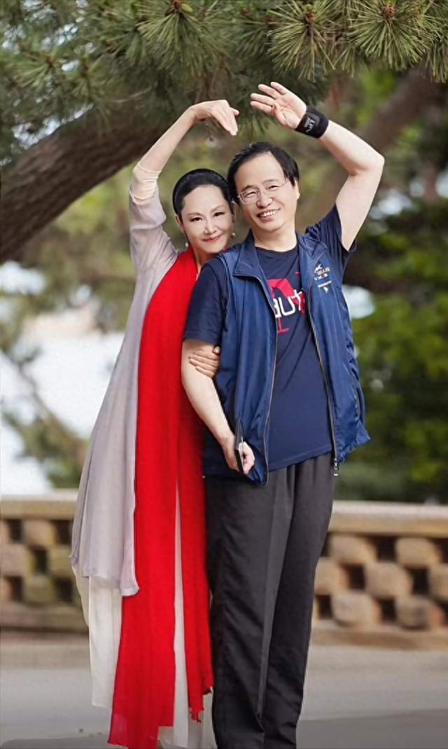 59岁于文华晒北京别墅，上下两层装修雅致，二婚老公年轻帅气