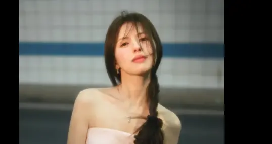 鹤男粉色长裙亮相，回眸一笑百媚生，女王范十足！