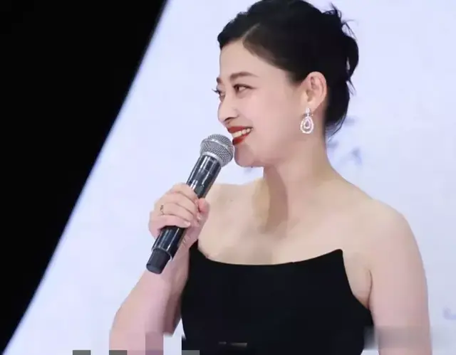 梅婷一袭黑色出席长裙出席电影奇遇夜，50岁状态优雅气质迷人