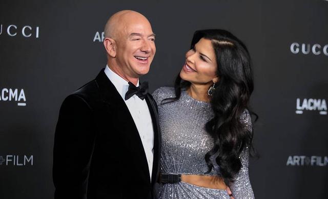 和桑切斯订婚一年多，爱到疯狂的贝佐斯仍没娶她，卡在婚前协议上