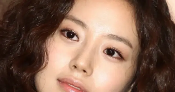 她是韩国真正的韩国“氧气美女” 长相温润漂亮，出道18年零绯闻