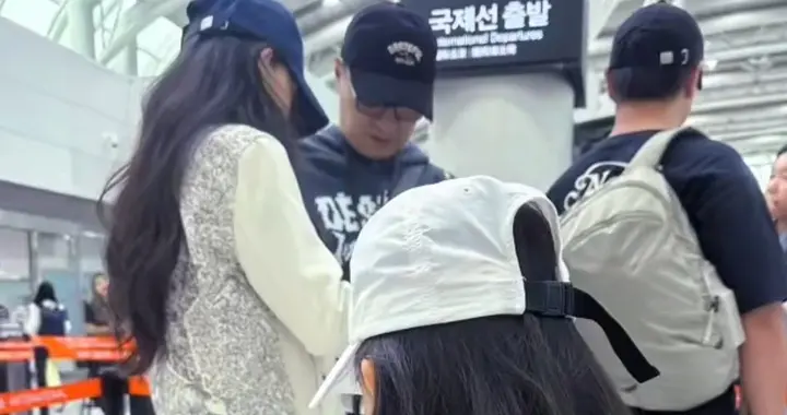 偶遇汪峰抱着森林北在机场难舍难分，犹如热恋中的情人，轰轰烈烈