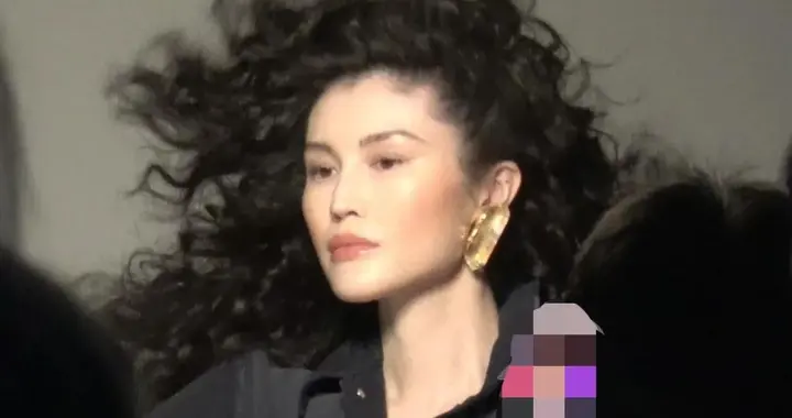 超模何穗产后1个月复工，身材纤瘦，乌黑浓密，脸上有一丝的疲惫