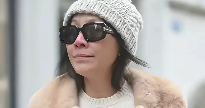 60岁刘嘉玲冬日穿搭：毛线帽+皮草+牛仔裤，复古时髦，美得像40岁
