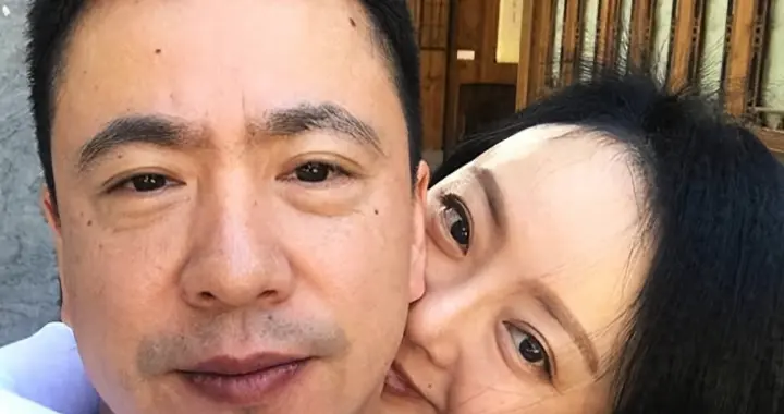 娱圈大佬现状被曝，欠债6亿，住进小院稀拉显破败，妻子带货还账