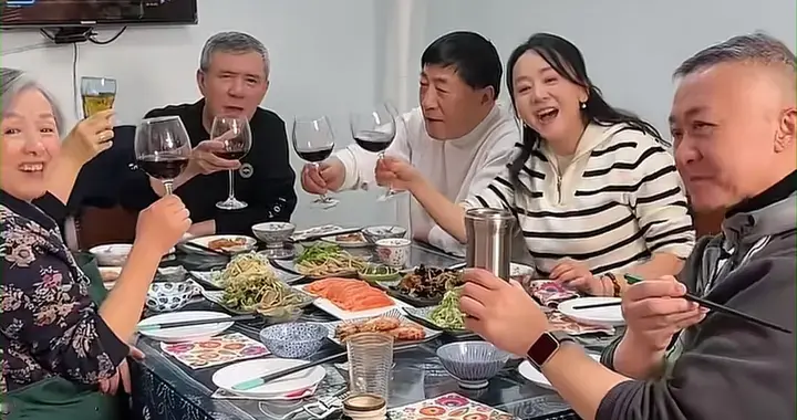 演员马晓峰办家宴！患癌后遗症说不清话，老友王一楠姚安濂来探望