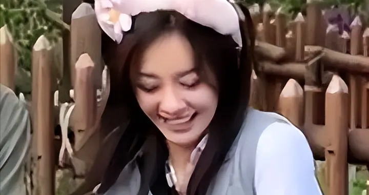 陈意涵带女儿游迪士尼！不穿裤子腿上有淤青，身材干瘪双腿如麻杆