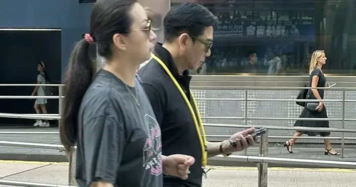 61岁温兆伦携家人在香港旅游，妻子赵庭罕见亮相，女儿和爸爸很像