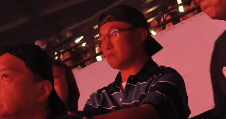 李荣浩开撕单依纯后，陈奕迅现身单依纯演唱会，还在现场睡着了