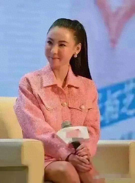 44岁张柏芝模样大变！脸肿僵硬满面油光，疑整容上瘾过度填充硅胶