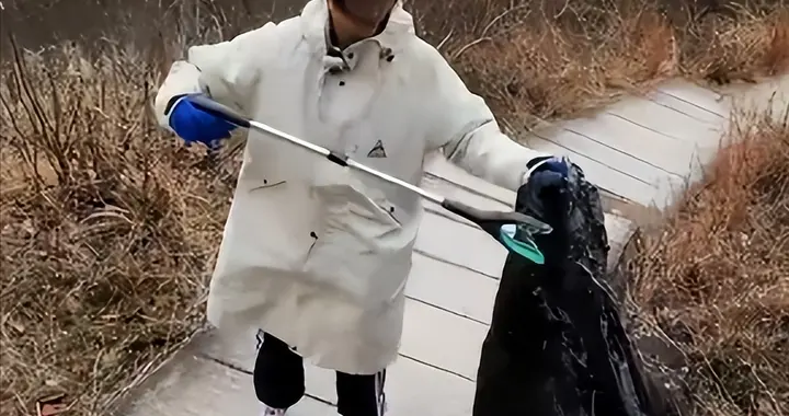 31岁女星上山捡垃圾！卫生巾臭袜子都不嫌弃，出道10年仍北京租房