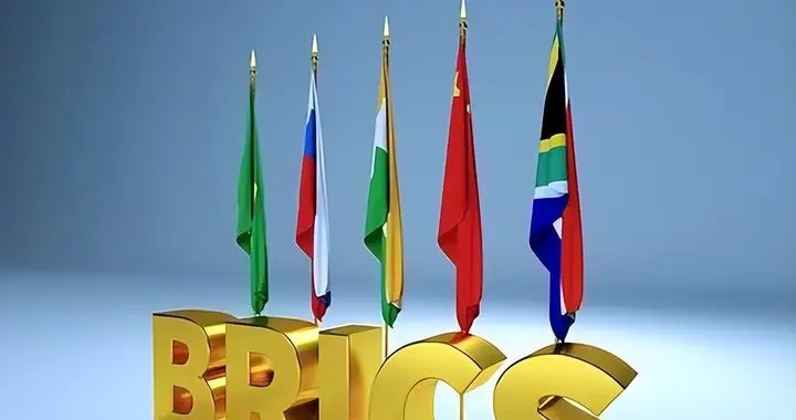 当头一棒！美国霸权要倒塌了？专家：中国金开行或将要逆袭了