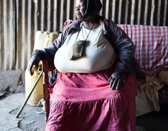 非洲部落“第一美女”，因太多人追求，丈夫辞职在家寸步不离