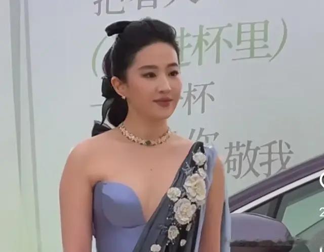 杭州西湖这一夜刘亦菲礼服太紧勒出赘肉毛晓彤甜美李若彤风韵犹存