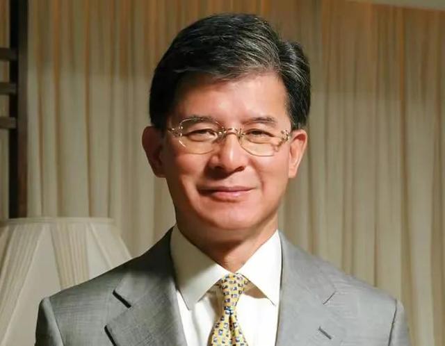 朱玲玲|罗康瑞被赞功德圆满：退位让贤，真爱朱玲玲在身边，儿女不争家产