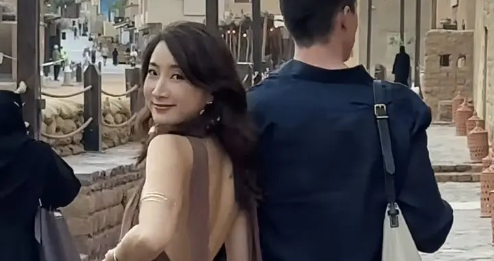 39岁许婧带外国帅老公聚会，男方戴着婚戒，为她提裙子十分宠溺