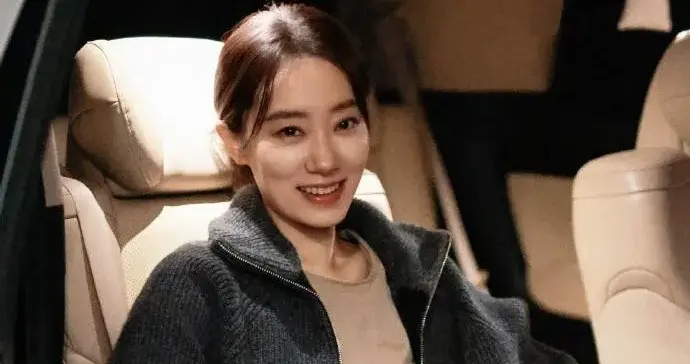 张小斐私服穿搭真简约！灰色针织开衫+阔腿裤，休闲随性又舒适！