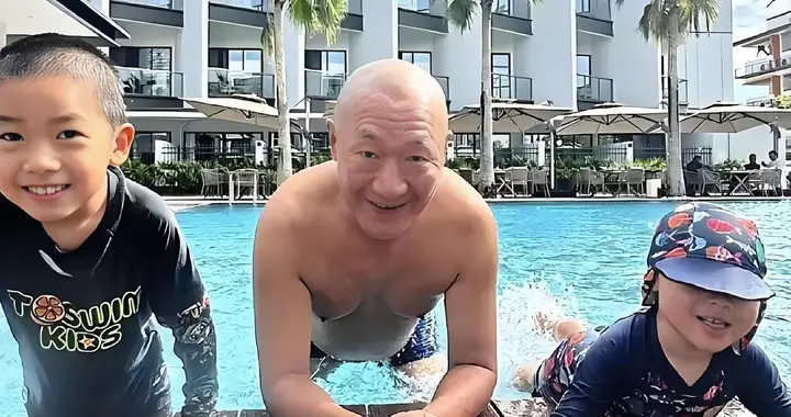 62岁歌手谢东带两儿子游泳，两儿子才那么大，跟他很像是爷孙辈！