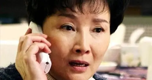 老戏骨朱茵：0绯闻，女儿3岁时离婚，女婿求婚时却要求住养老院