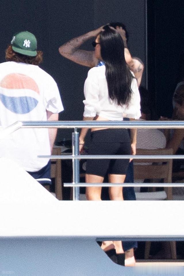 妮可拉-佩尔茨身穿白衬衫+黑色骑行裤轻松时髦