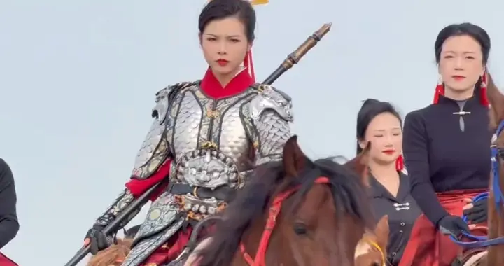 姐妹，叫你模仿没叫你超越！女版武安侯一出场，气场全开