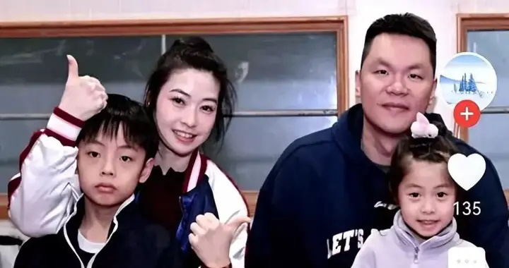 朱芳雨一家近照，42岁身家过亿，二婚妻子好美，儿女双全很幸福
