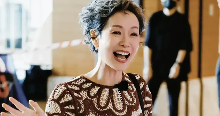 叶童新换微卷短发太绝了！瞬间年轻20岁，棕色长裤时髦洋气又减龄