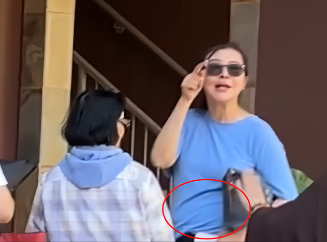 王祖贤穿着邋遢现身温哥华：“蛇精”下巴大肥肚，手夹皮包像土豪