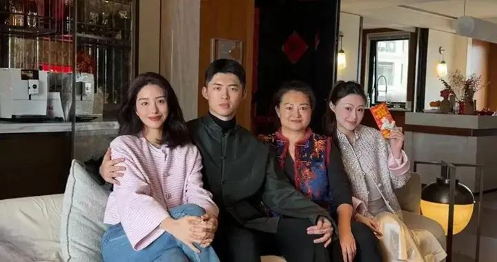 杨采钰入住新屋，晒出合照，张向荣气质儒雅端庄，婆婆富态圆润