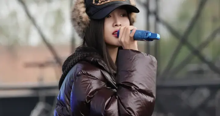 吴宣仪黑色短裙性感十足