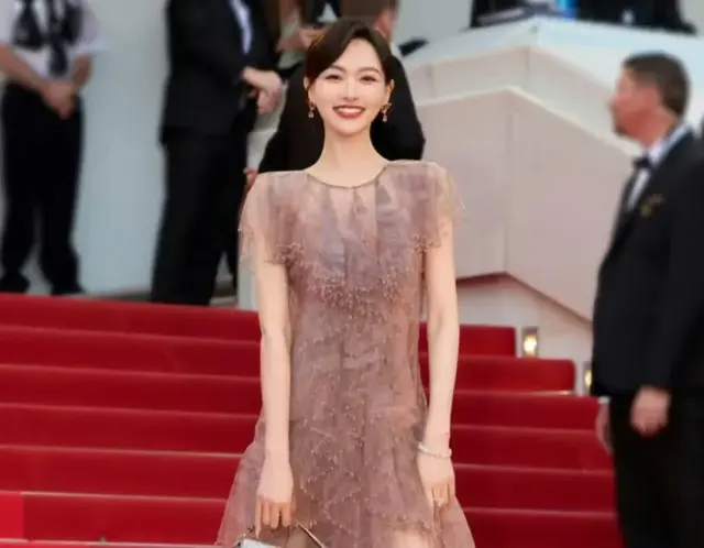 戛纳见证真美人，唐嫣三套高定切换自如，未修图苹果肌引全网酸