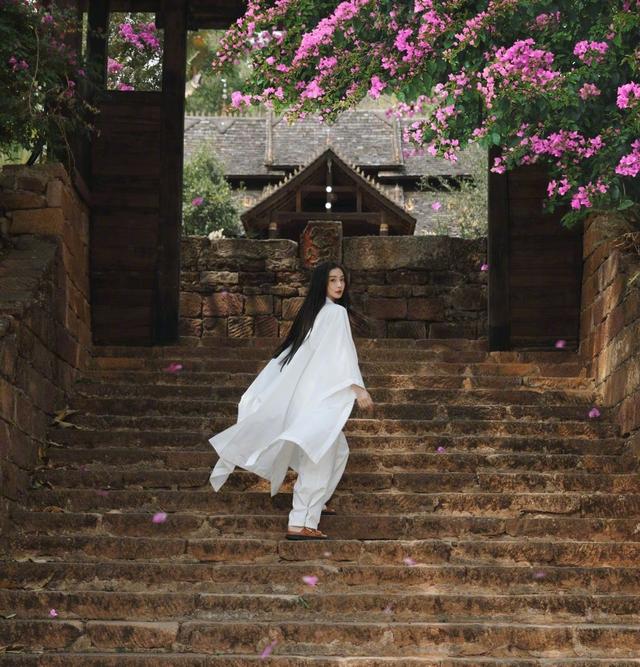 钟欣潼|Angelababy被弃子，《跑男》再来一击！节目打“马赛克”送其出场