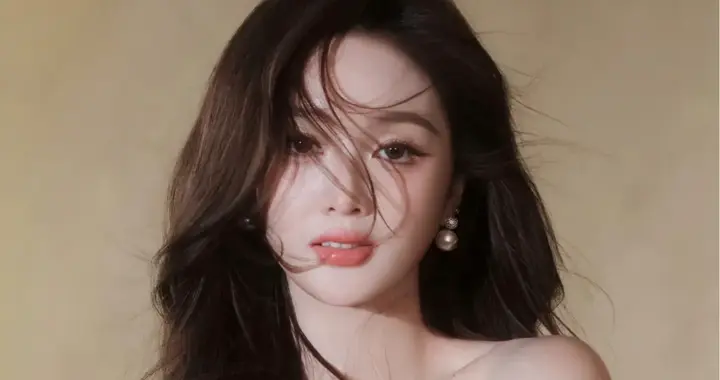 吴宣仪全屏壁纸，金色抹胸裙，裙摆亮片设计，吸睛