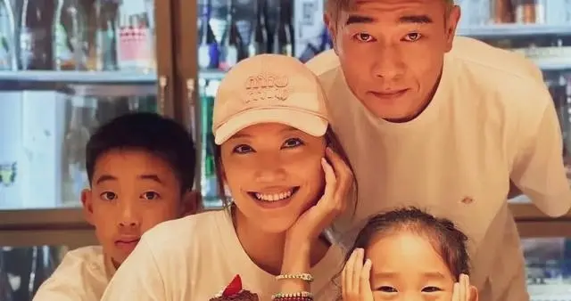 陈小春国庆晒娃引热议，网友：这确定是应采儿亲生的？