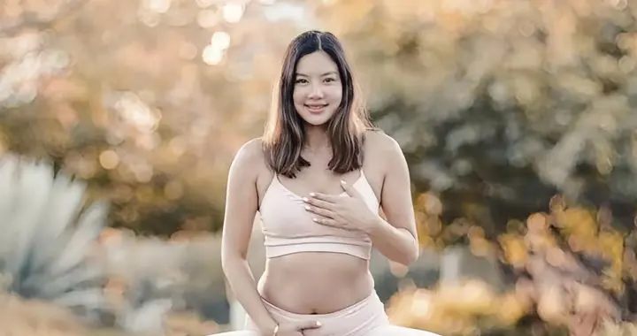 45岁乐基儿减肥后回香港，身穿短裙身材苗条，离婚后兼职瑜伽教练