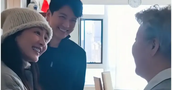 王鸥王仁君登门贺新年，看望81岁曹翠芬，无子女家中温馨依旧