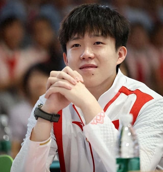 孙颖莎被骂上热搜，王楚钦为保护她深夜上线，删掉9.2万评论