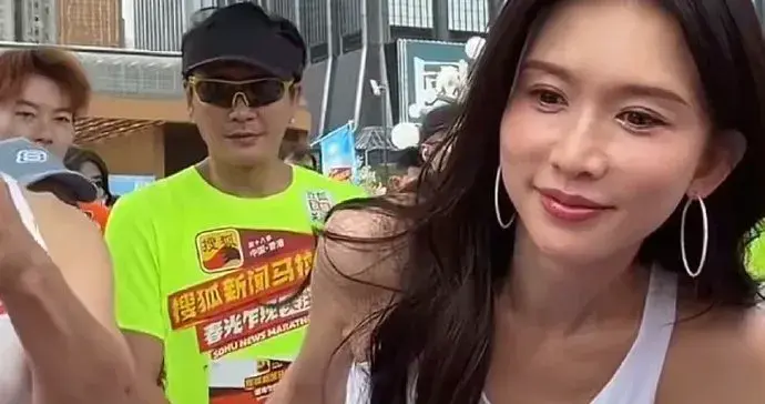 51岁林志玲状态满满参加香港马拉松。 ???