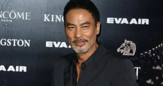 突发！70岁香港知名男星发生意外，被地毯绊倒，连转两圈眼镜摔飞