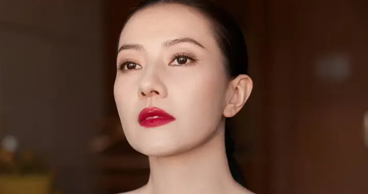 女神高圆圆出新图了，这抹胸裙也太美了