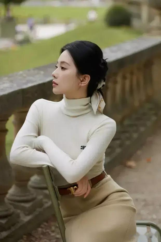 刘诗诗巴黎街头漫步身材窈窕 丝带扎发尽显优雅温柔