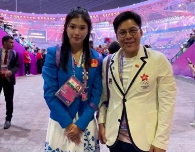 吴艳妮与霍启刚的合影背后：社交达人的魅力与影响力