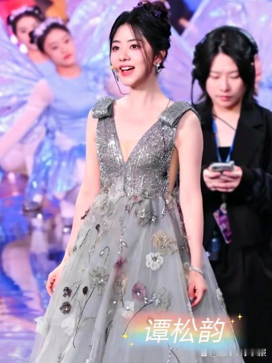 |哇偶????春晚彩排??这是哪家的甜妹????谭松韵也太可爱了??????