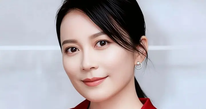 俞飞鸿，气质优雅，一袭红裙惊艳四座，自信笑容魅力无限。