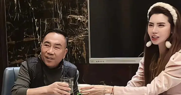 纲丝节热度未消，杨议低调收徒引热议，44岁女徒弟身份藏多重玄机