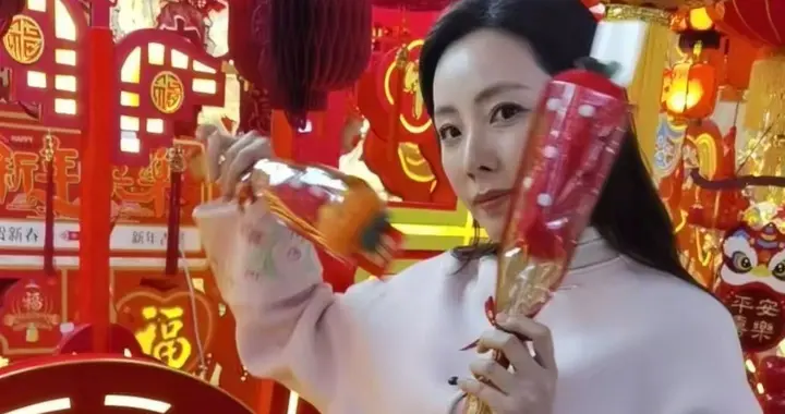 39岁李思思买年货：新中式上衣+阔腿裤，减龄又高级，嫩得像29岁